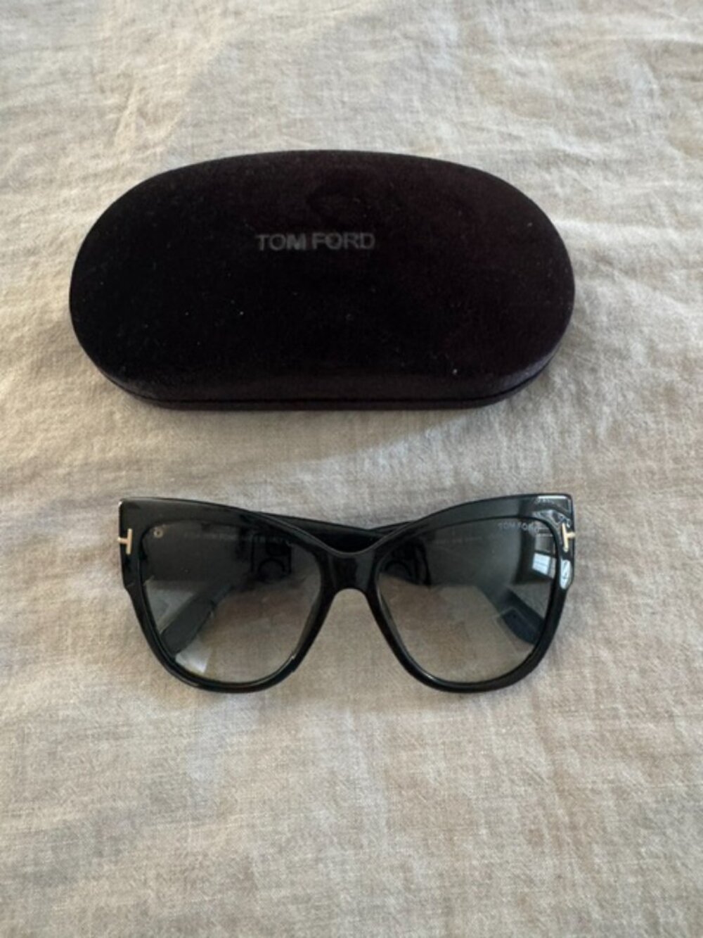 Tom Ford Oversized Cat‑Eye Sunglasses – Glossy Black, T‑Logo